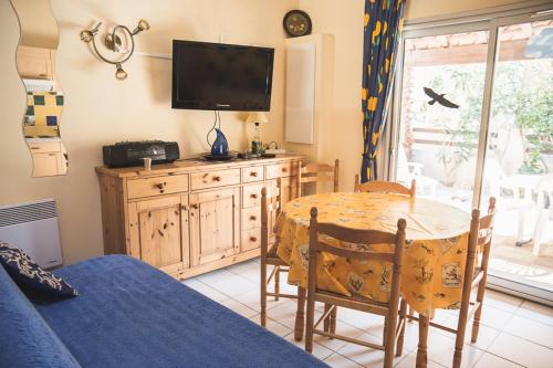 Televizors / izklaižu centrs naktsmītnē HOLIDAYLAND BAIE DES OLIVIERS VILLA 36m2 1chambre fermée 6 couchages ou VILLA 41M2 2chambres fermées 7 couchages