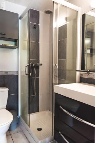 une salle de bain avec une douche, un lavabo et des toilettes dans l'établissement HOLIDAYLAND BAIE DES OLIVIERS VILLA 36m2 1chambre fermée 6 couchages ou VILLA 41M2 2chambres fermées 7 couchages, à Narbonne-Plage