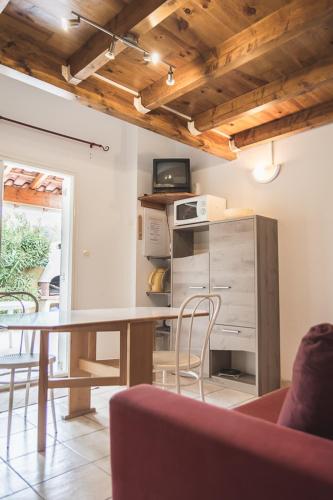 un salon avec une table et une cuisine dans l'établissement HOLIDAYLAND BAIE DES OLIVIERS VILLA 36m2 1chambre fermée 6 couchages ou VILLA 41M2 2chambres fermées 7 couchages, à Narbonne-Plage