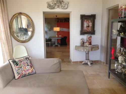 a living room with a couch and a mirror at PROVENCEguesthouse L'Agace in Forcalquier