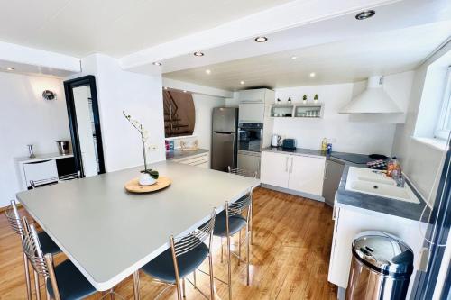 Nhà bếp/bếp nhỏ tại House in the quiet city center !