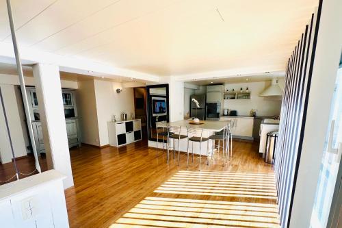 Una cocina y una sala de estar con mesa y sillas. en House in the quiet city center !, en Gérardmer