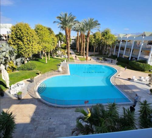 eine Draufsicht auf einen Swimmingpool in einem Resort in der Unterkunft Eilat Royal Park 97 in Eilat