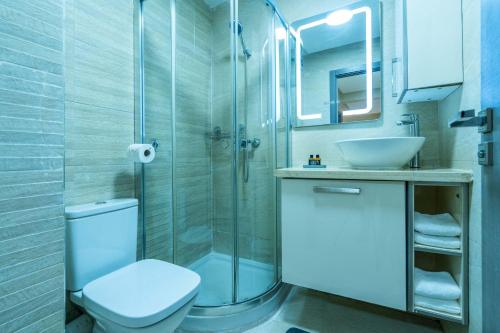 a bathroom with a shower and a toilet and a sink at Appartement Élégant au Cœur de Central Park in Mohammedia