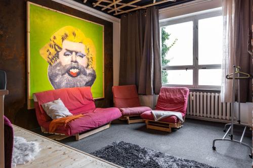 a living room with a large painting of a man at Urlaubsloft Augusts Schatzkiste in Marienberg