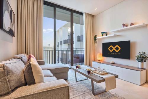 Elegant Apartment near Miracle Garden with Pool & Gym Access