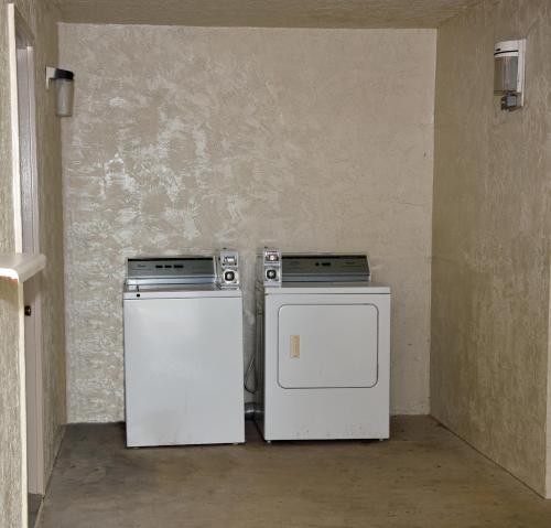 zwei nebeneinander sitzende Waschmaschinen in einem Raum in der Unterkunft Bonifay Inn in Bonifay