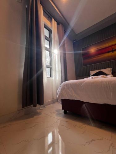 a bedroom with a bed and a window at Fiya Inn in Maalhos