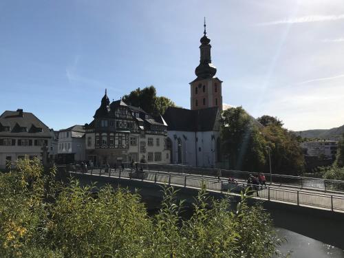 a city with a bridge and a church with a tower at nava-suites - 2-Zi-Appartement mit Naheblick mitten in Bad Kreuznach in Bad Kreuznach