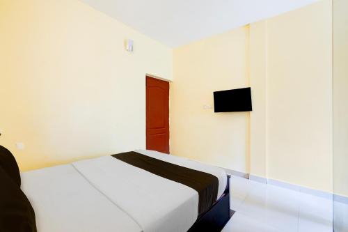 TV a/nebo společenská místnost v ubytování Super Hotel O ECR Injambakkam Formerly Nimalan Residency
