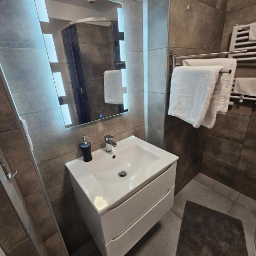 Ένα μπάνιο στο Słoneczny Apartament Panorama 5 7 z Widokiem na Jezioro i Góry