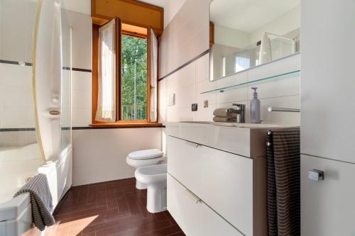 Koupelna v ubytování Bright apartment with terrace near the subway