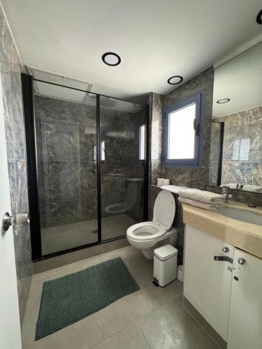 ein Badezimmer mit Dusche, Toilette und Waschbecken in der Unterkunft Eilat Royal Park 97 in Eilat