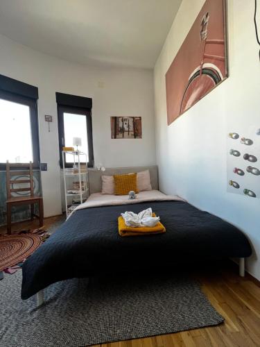 Postel nebo postele na pokoji v ubytování Central Artsy Studio, self check-in!