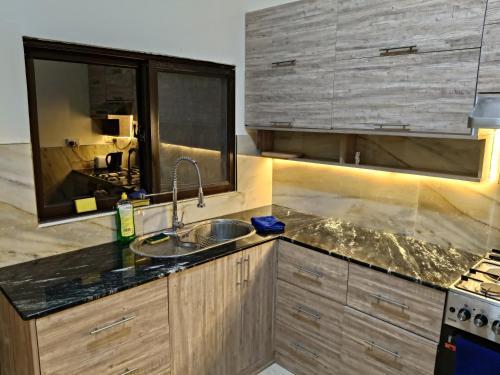 Η κουζίνα ή μικρή κουζίνα στο Modern Stand alone estate house