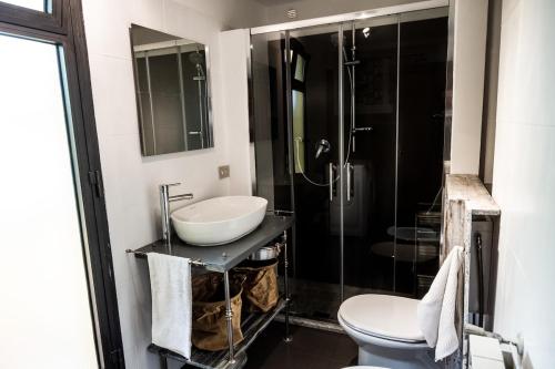 Un baño con lavabo, inodoro y ducha. en Detached house in a quiet area, close to the Settignano center, en Settignano
