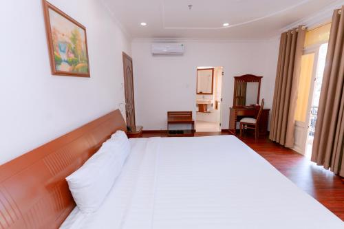 DAHLIALAND SAIGON HOTEL & SWIMMING PooLにあるベッド