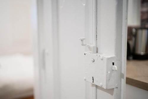 a white door with a latch on a wall at Altbautraum Esslingen Zentrum Studio 08 in Esslingen