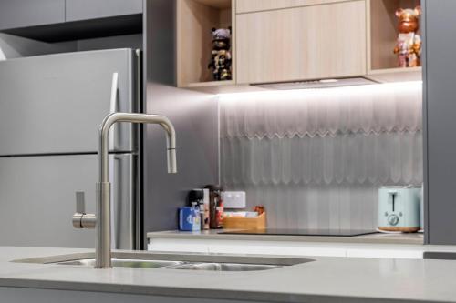 een keuken met een spoelbak en een aanrechtblad bij Chic 2 Bedroom Escape with Premium Amenities in Phillip