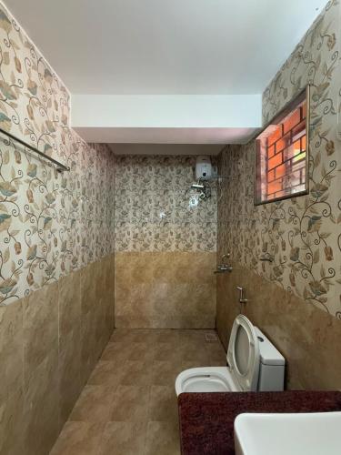 une salle de bain avec toilettes, lavabo et fenêtre dans l'établissement The Studio Parra, à Jāmb