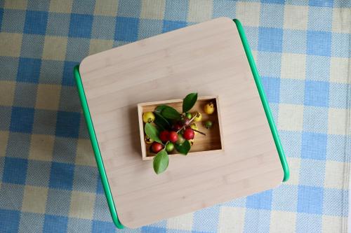 eine Holzkiste mit Obst darin auf einem Tisch in der Unterkunft Araça Studio - Atlantic Mountain Living in São Vicente