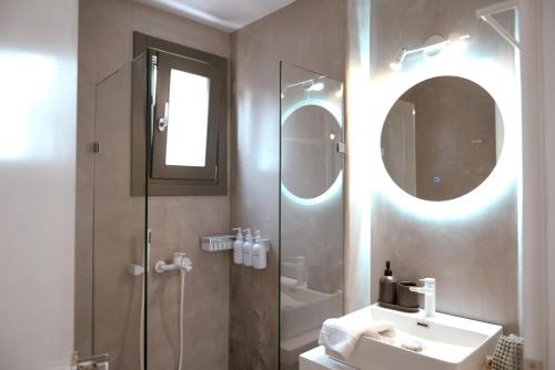 Bilik mandi di Tinos Treasures Apart-Hotel