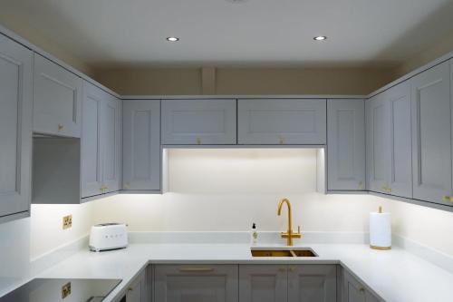 Kuchyň nebo kuchyňský kout v ubytování Luxury Flat in Shaftesbury by JOT STAYS