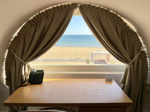 a window with a view of the beach at Hotel Zhong Hua in Sopot