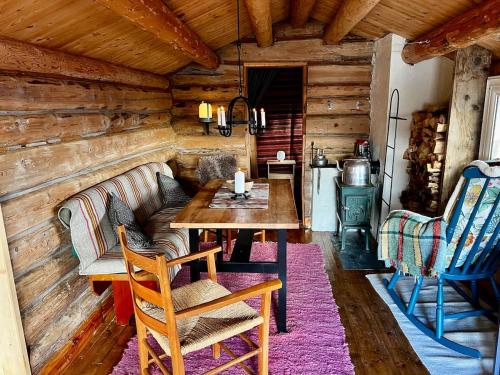 a living room with a couch and a table in a cabin at Fiskebu at Flaksjøen in Venabygd