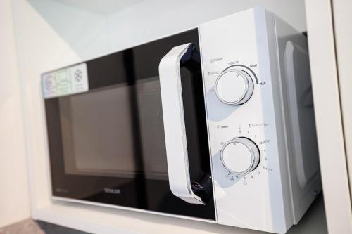 a microwave oven with two control knobs on it at Horská chata 049 Prkenný Důl, Žacléř, Krkonoše in Žacléř