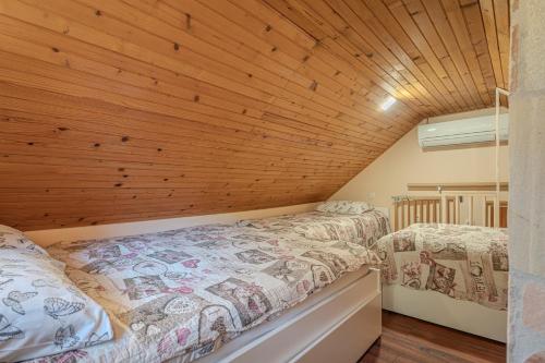 Giường trong phòng chung tại Vila Rozi, Osilnica - vacation house Pr' Vili Rozi