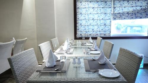 Un comedor con una mesa larga y sillas. en KIIT Residency Patia, Bhubaneswar, en Bhubaneshwar