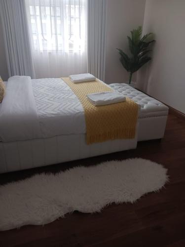 Postel nebo postele na pokoji v ubytování Hazel's Condo
