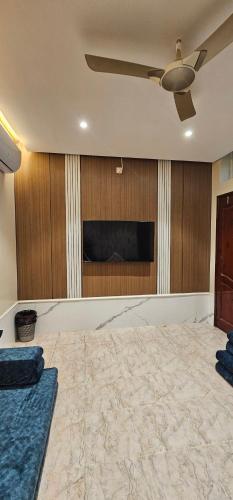 a living room with a couch and a ceiling fan at فندق سماء الإمارات in Khawr Maksar