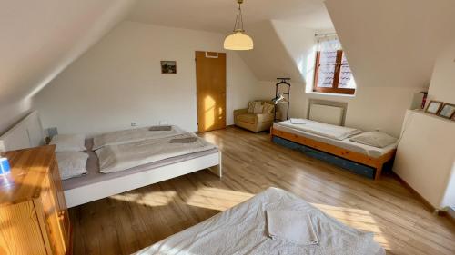 Llit o llits en una habitació de Chalupa v Hliníku