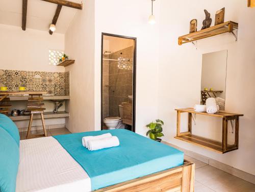 Habitación con cama y baño con ducha. en Estudio Privado cerca a la Playa 5, en Palomino