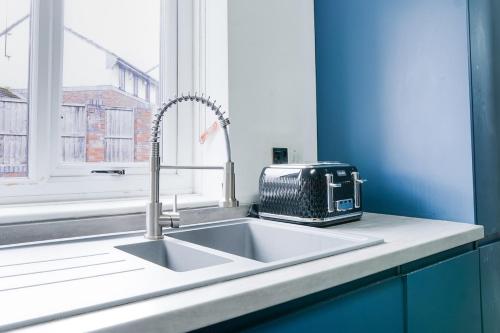 Spacious 2BR City Stay - Parking - Sleeps 6 photo 4
