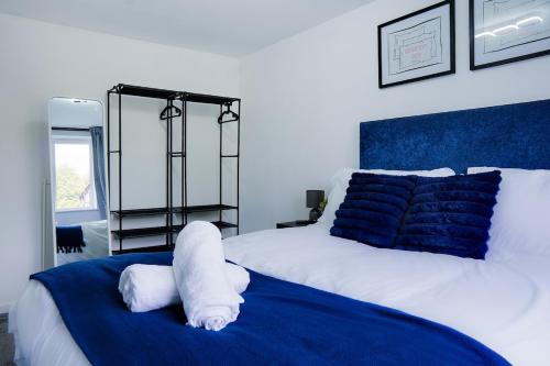 Spacious 2BR City Stay - Parking - Sleeps 6 photo 3