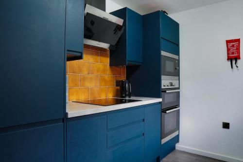 Spacious 2BR City Stay - Parking - Sleeps 6 photo 16