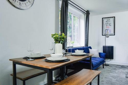 Spacious 2BR City Stay - Parking - Sleeps 6 photo 9