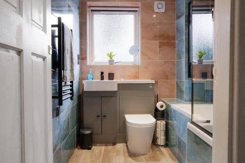 Spacious 2BR City Stay - Parking - Sleeps 6 photo 34