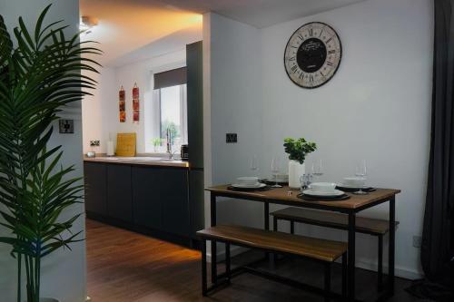 Spacious 2BR City Stay - Parking - Sleeps 6 photo 39