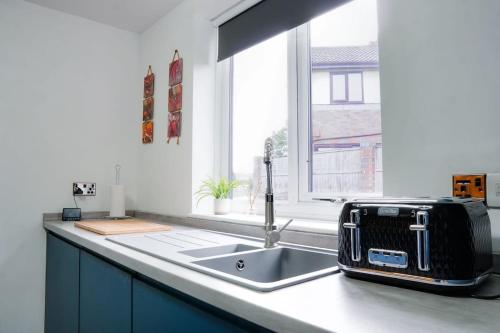 Spacious 2BR City Stay - Parking - Sleeps 6 photo 37