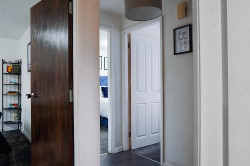 Spacious 2BR City Stay - Parking - Sleeps 6 photo 14