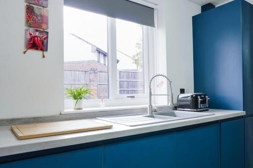 Spacious 2BR City Stay - Parking - Sleeps 6 photo 8