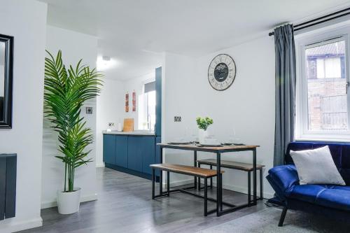 Spacious 2BR City Stay - Parking - Sleeps 6 photo 5