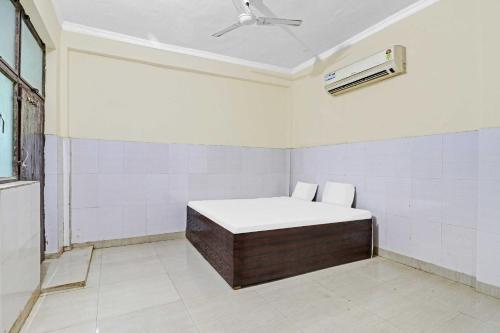 a room with a bed and a air conditioner at SPOT ON Hotel 7G in Dayāl Bāgh