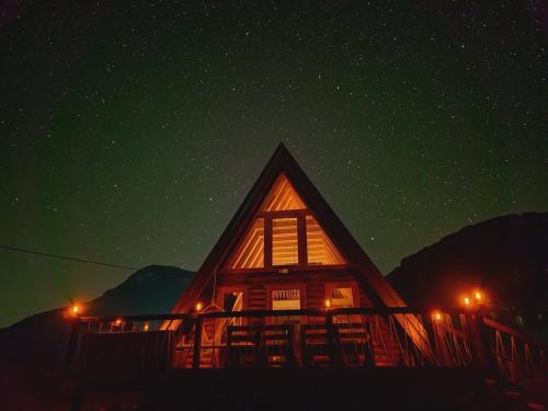 a cabin under a starry sky at night at Balic Inn in Gusinje