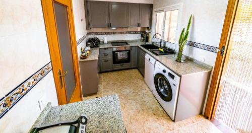 Il comprend une cuisine équipée d'une cuisinière et d'un lave-vaisselle. dans l'établissement SunRise Den, a pie de playa, vista al mar y piscina, à El Alamillo