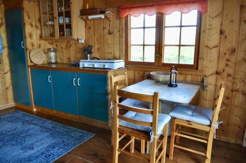 Kuchyň nebo kuchyňský kout v ubytování Hyggelig fiskebu ved Langrumpa fiskevann